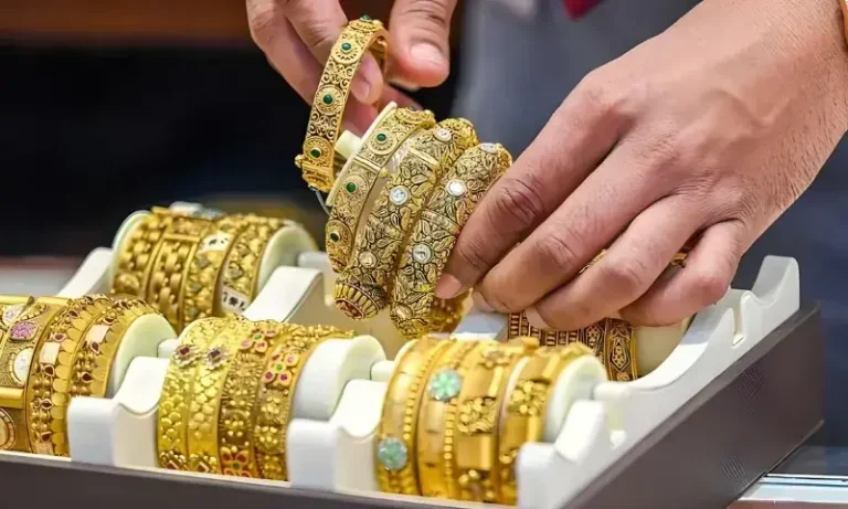 Gold Prices Fall Further in Pakistan and Global Market